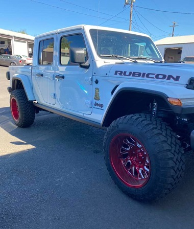 Jeep Rubicon with pink wheels